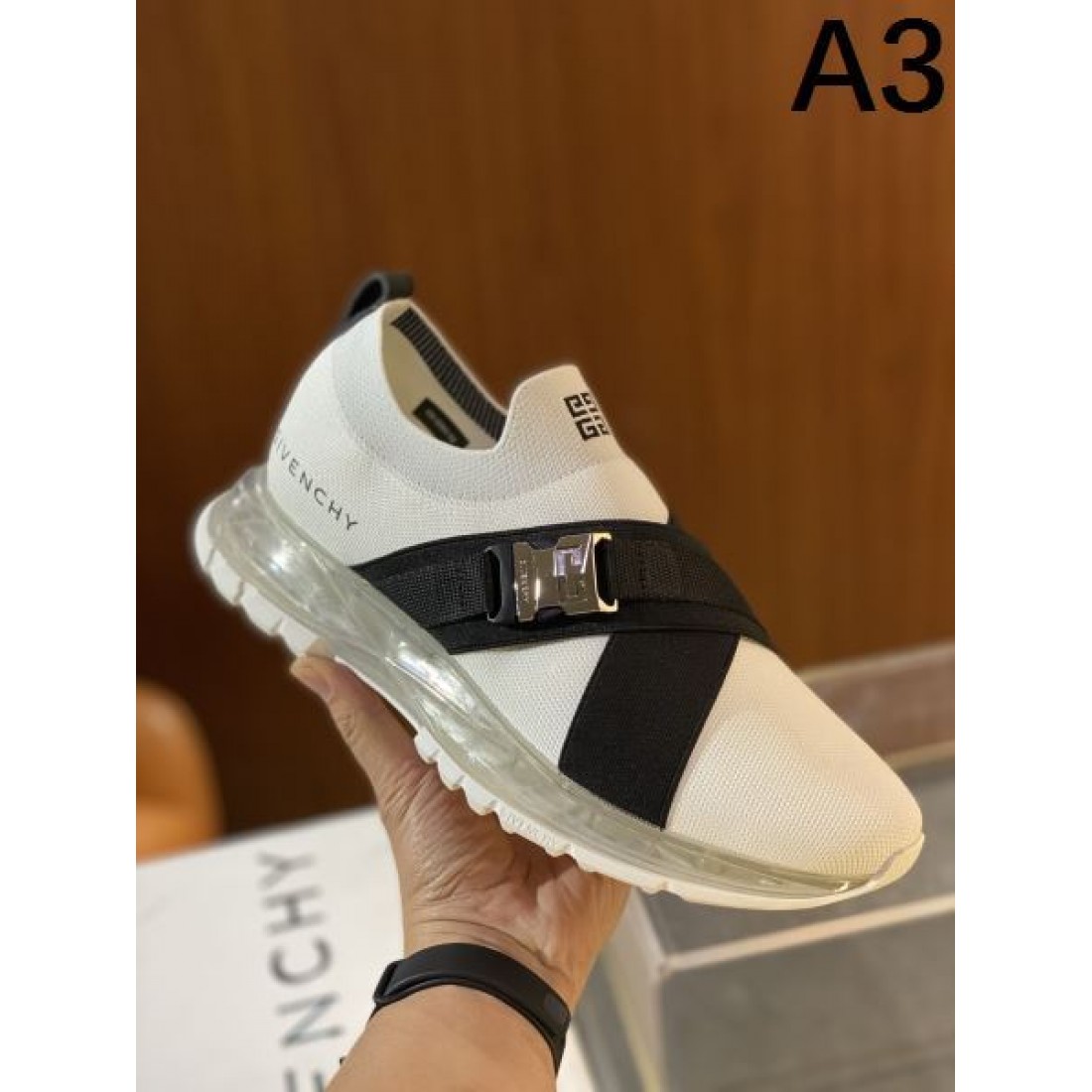 スタイル際立つ GIVENCHY ジバンシィ コピー スニーカー 大胆でモダンな