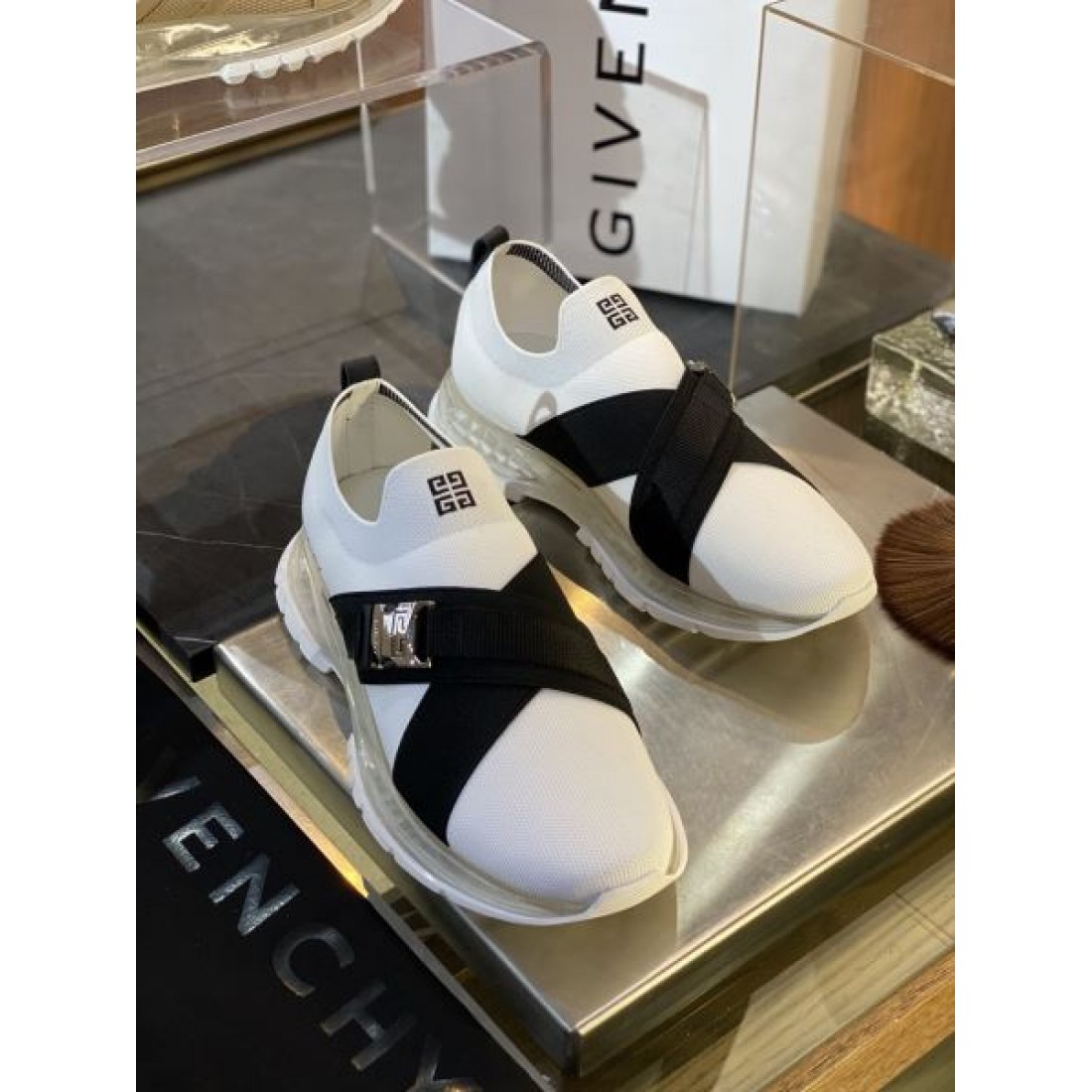 スタイル際立つ GIVENCHY ジバンシィ コピー スニーカー 大胆でモダンな