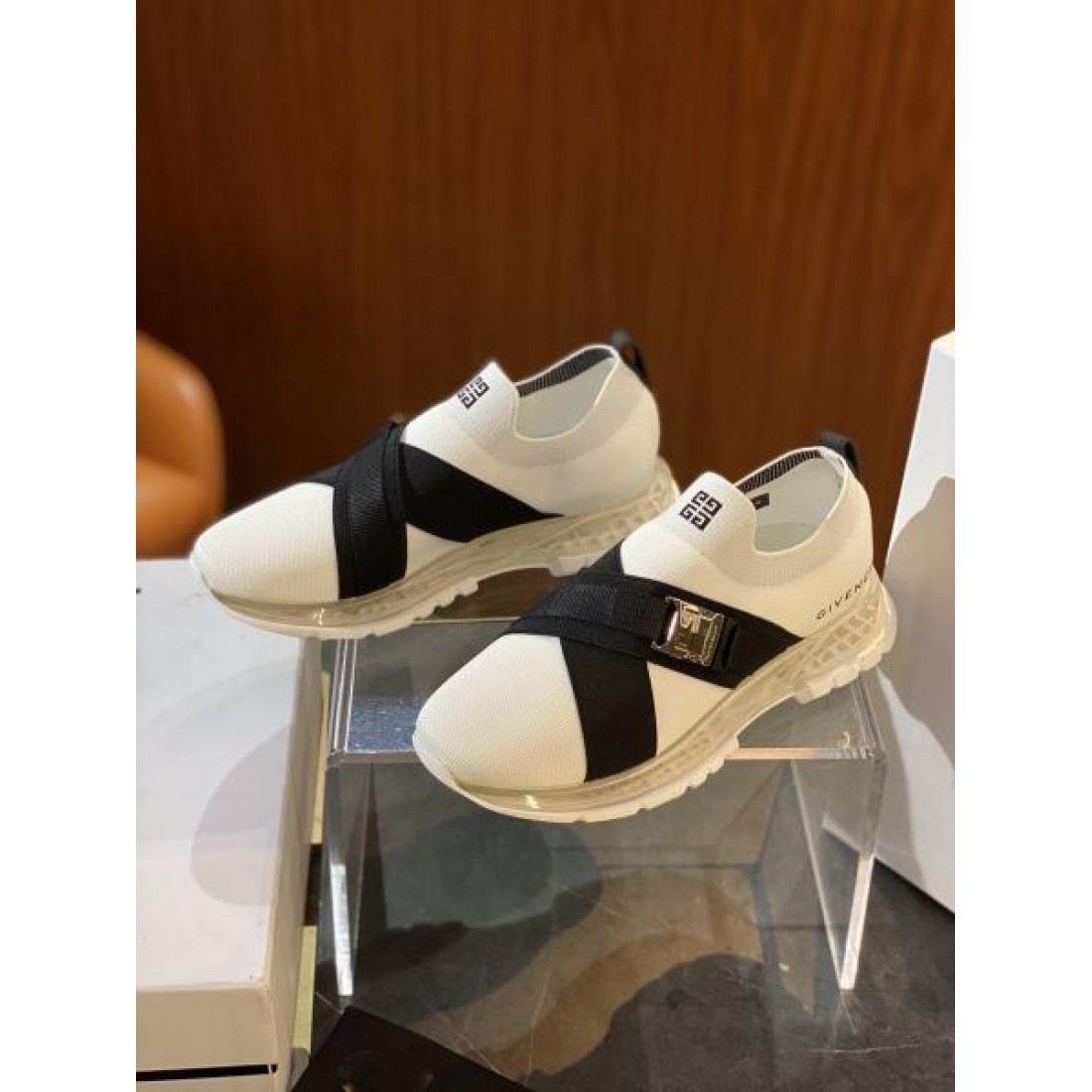 スタイル際立つ GIVENCHY ジバンシィ コピー スニーカー 大胆でモダンな