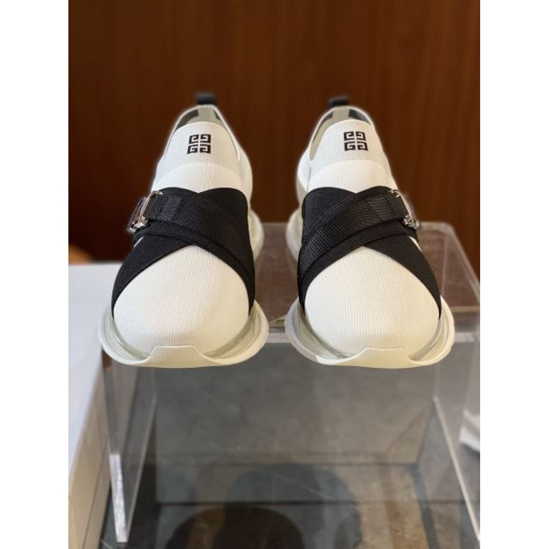 スタイル際立つ GIVENCHY ジバンシィ コピー スニーカー 大胆でモダンな