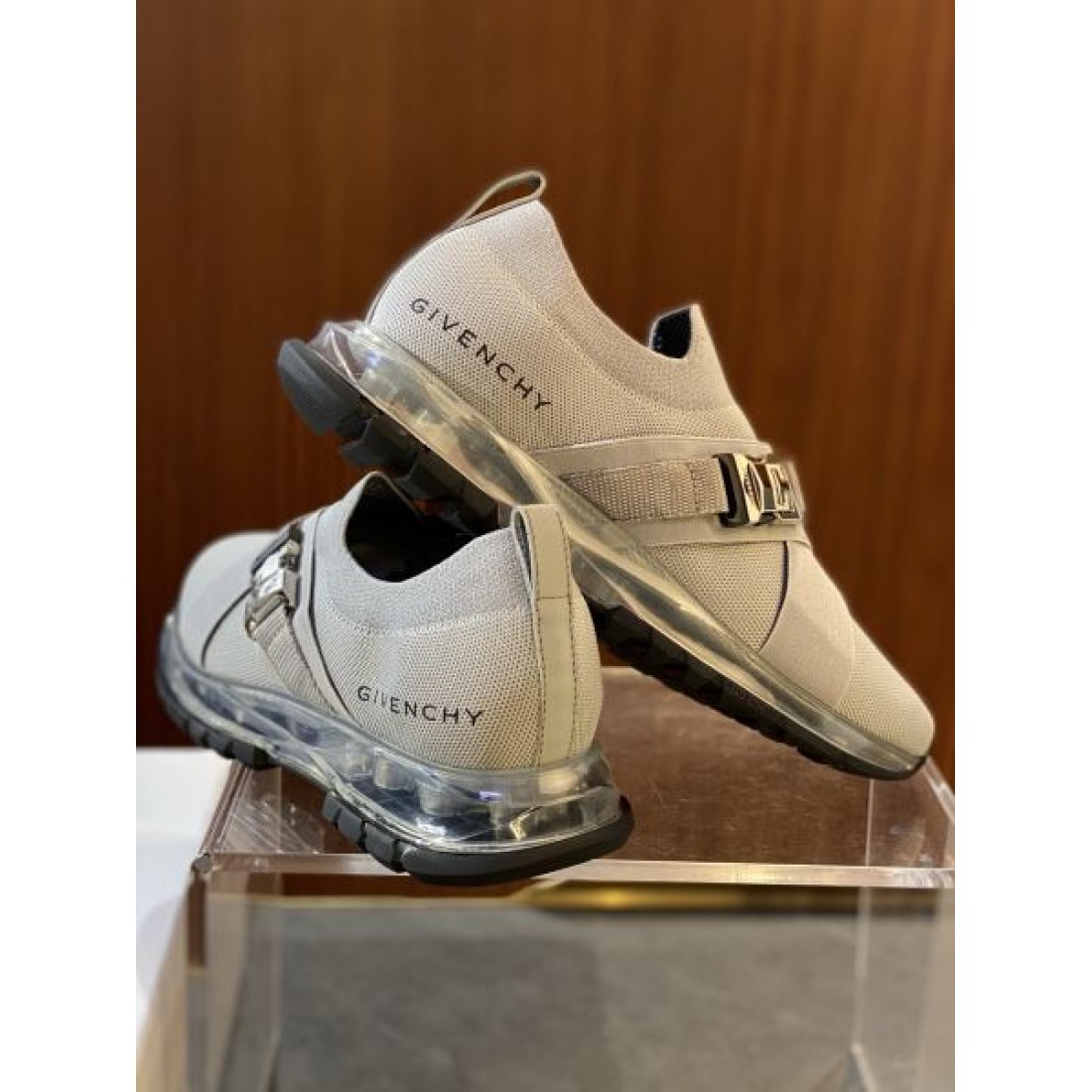 スタイル際立つ GIVENCHY ジバンシィ コピー スニーカー 大胆でモダンな