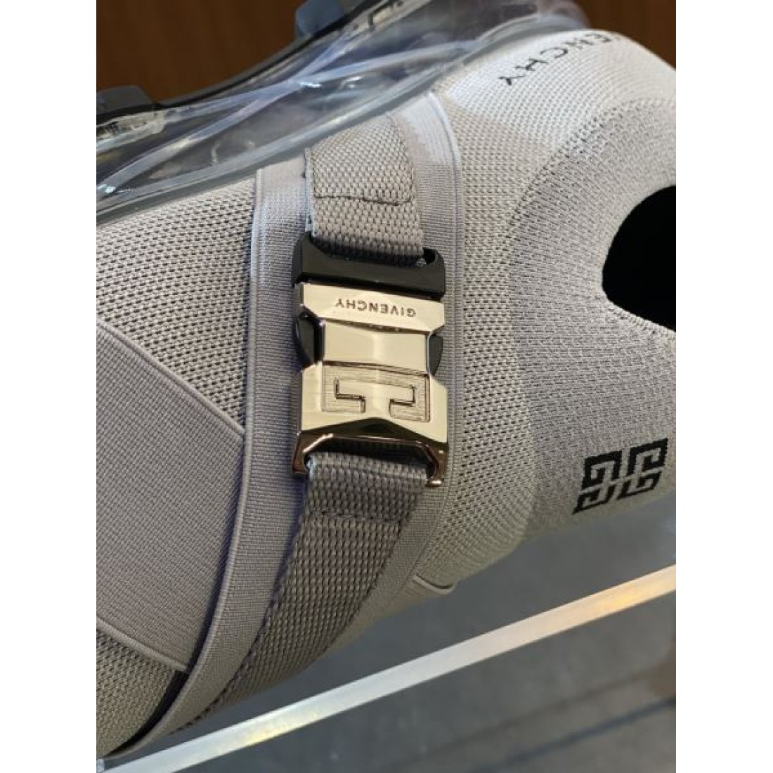 スタイル際立つ GIVENCHY ジバンシィ コピー スニーカー 大胆でモダンな