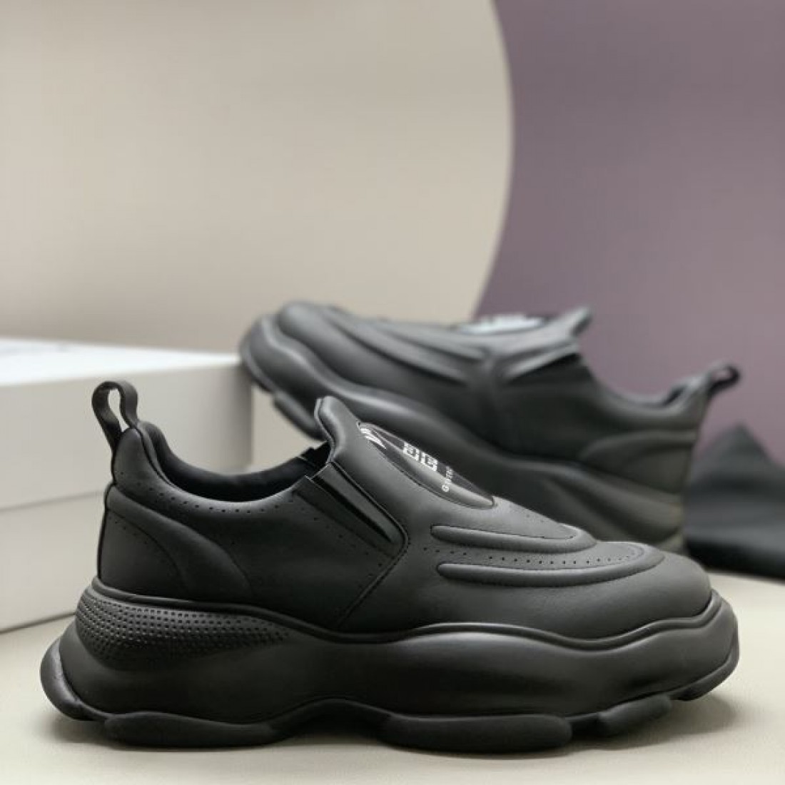  洗練された都会感ジバンシィ コピー スニーカー GIVENCHYで差がつく足元に