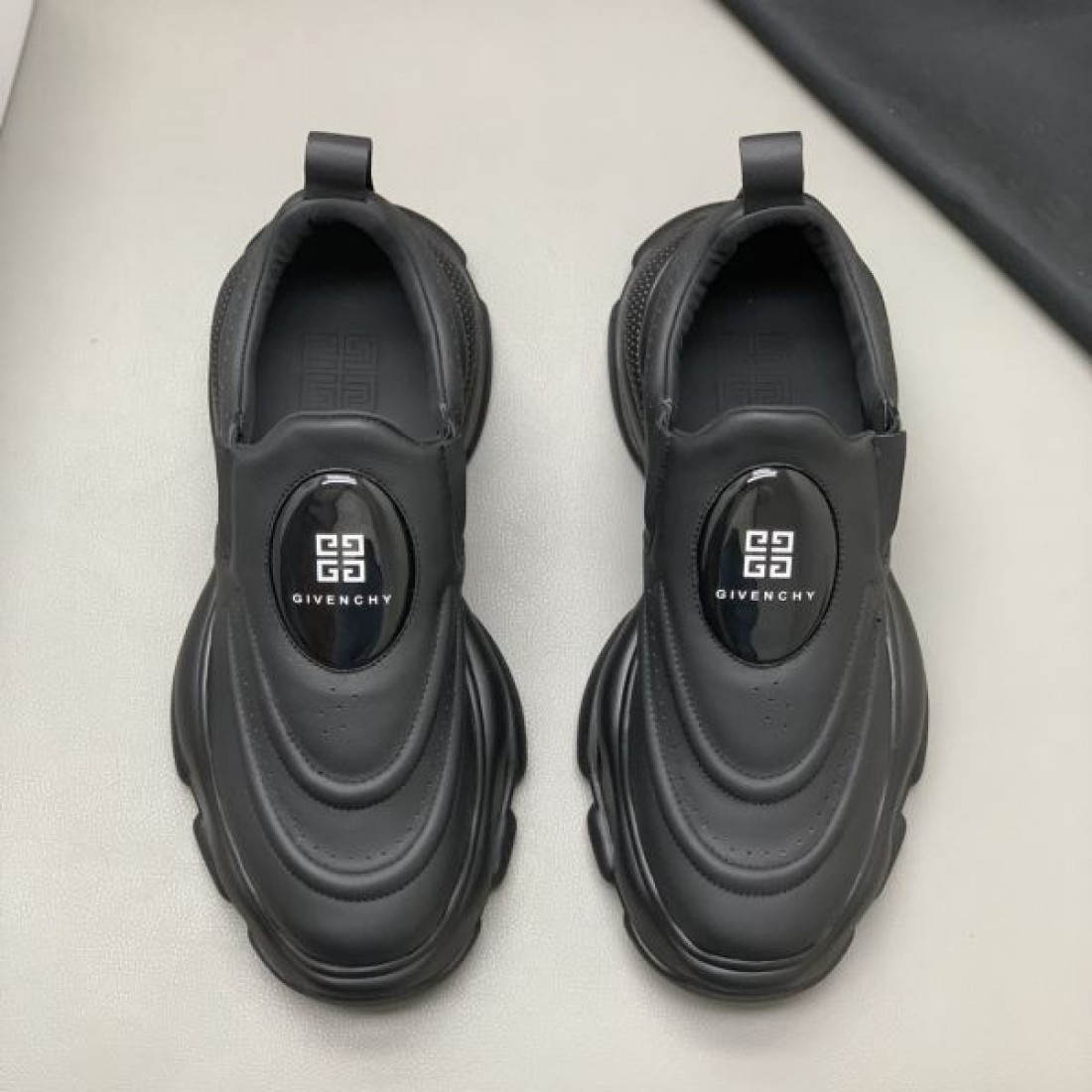  洗練された都会感ジバンシィ コピー スニーカー GIVENCHYで差がつく足元に