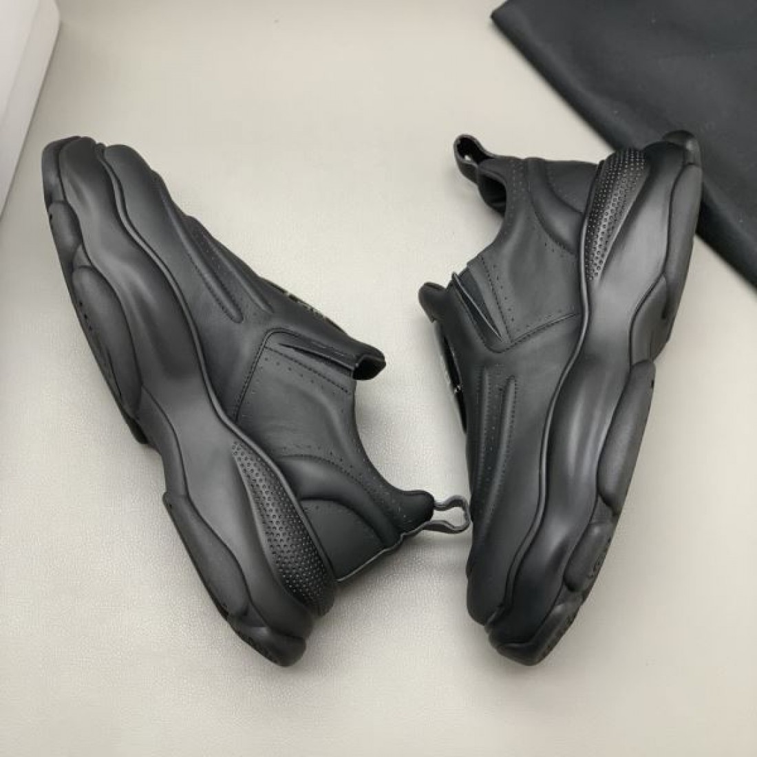  洗練された都会感ジバンシィ コピー スニーカー GIVENCHYで差がつく足元に