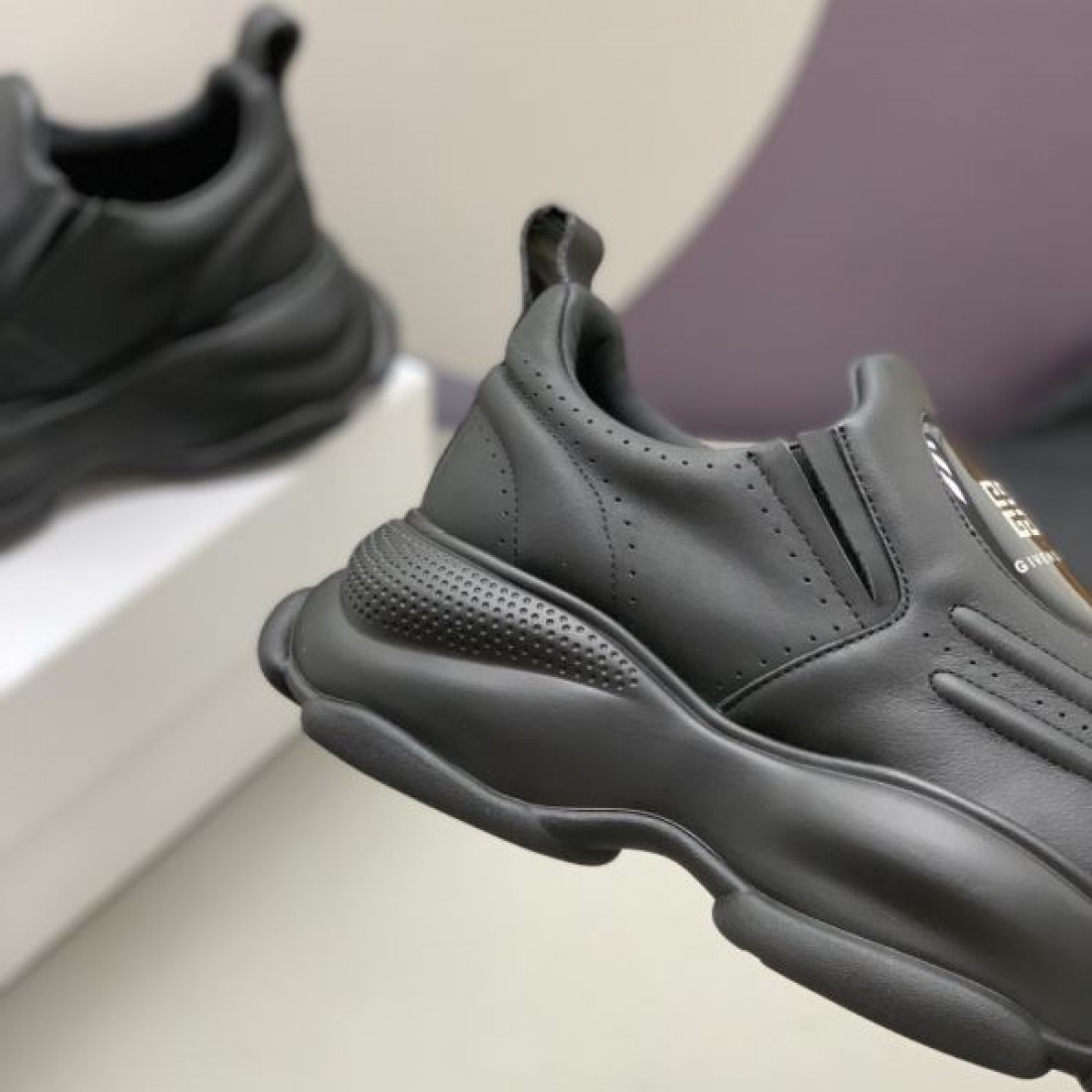  洗練された都会感ジバンシィ コピー スニーカー GIVENCHYで差がつく足元に
