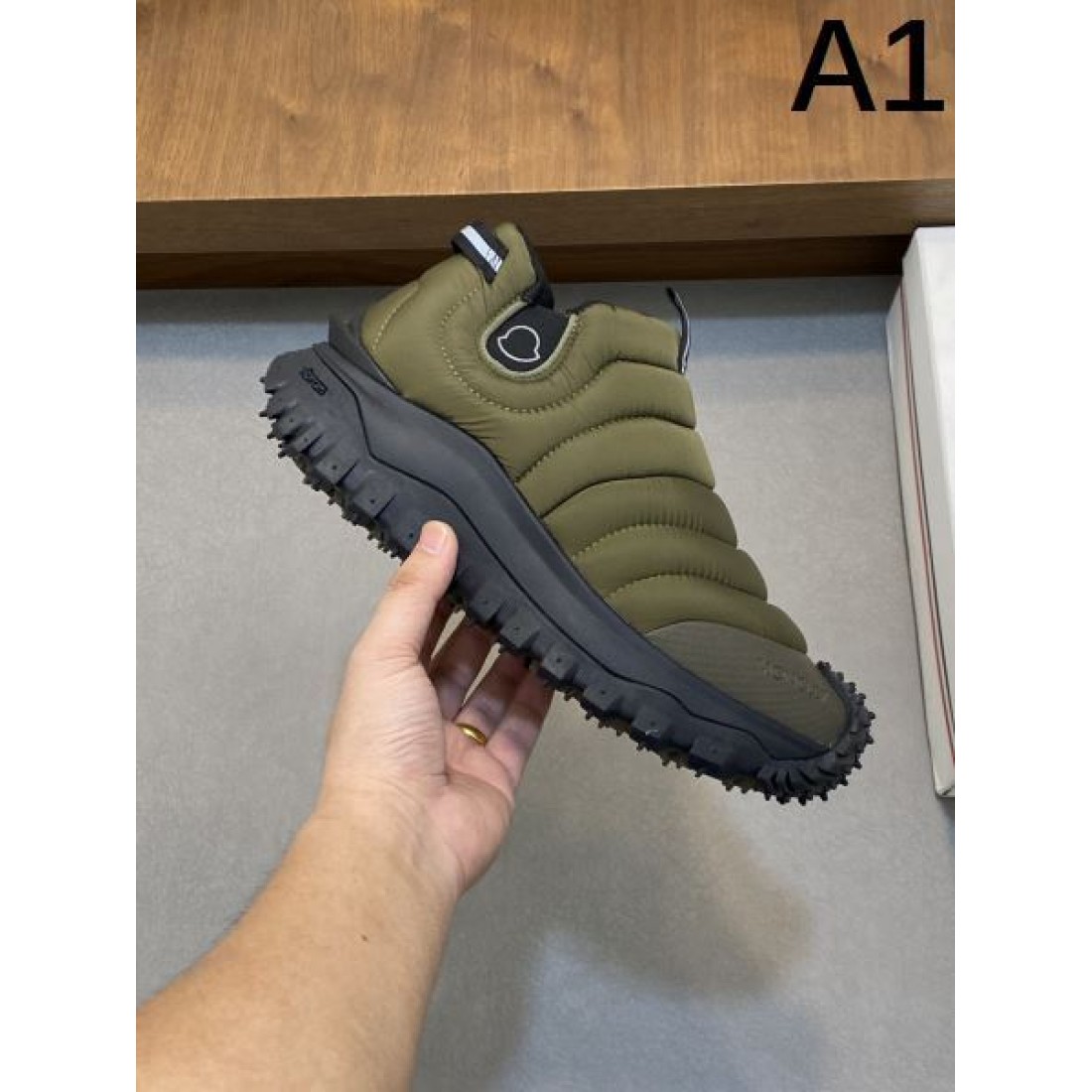 MONCLER モンクレール コピー スニーカー トレンドを捉えたスマートな一足