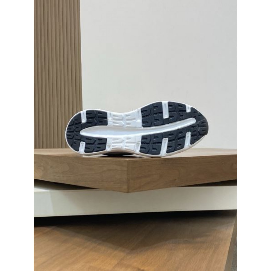 モンクレール コピー スニーカー MONCLER軽快な履き心地で日常を格上げ