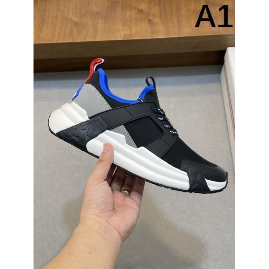 アウトドアにも映える MONCLER 機能的で軽量な モンクレール コピー スニーカー