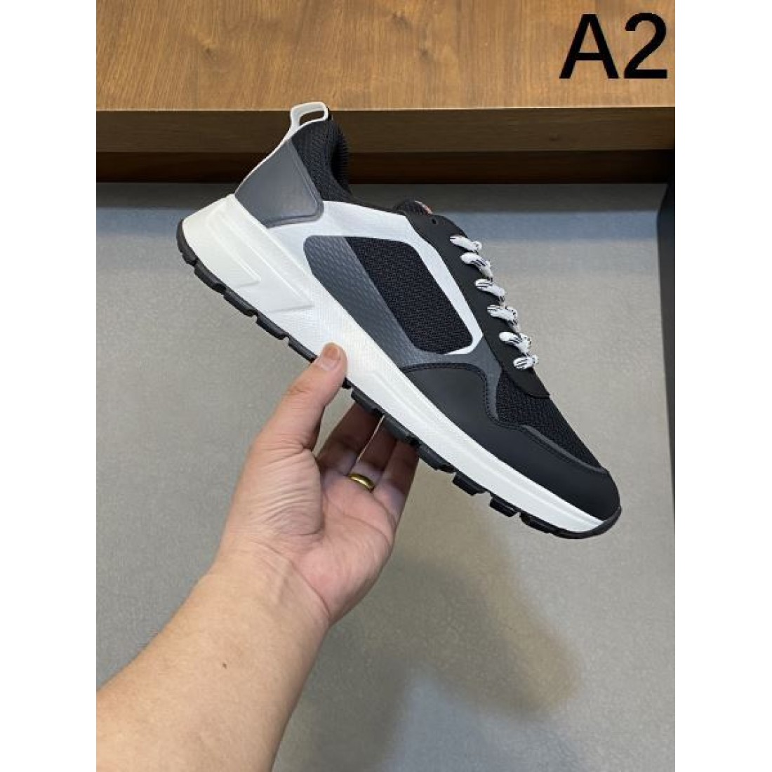 期間限定 PRADA プラダ コピー スニーカー 人気沸騰中！おしゃれ新品