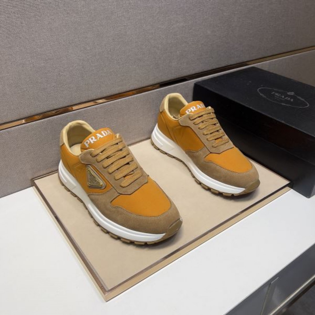 プラダ コピー スニーカー モダンで快適な PRADA  履き心地が話題