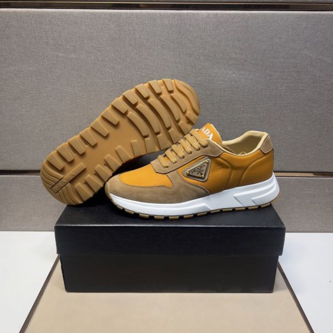 プラダ コピー スニーカー モダンで快適な PRADA  履き心地が話題