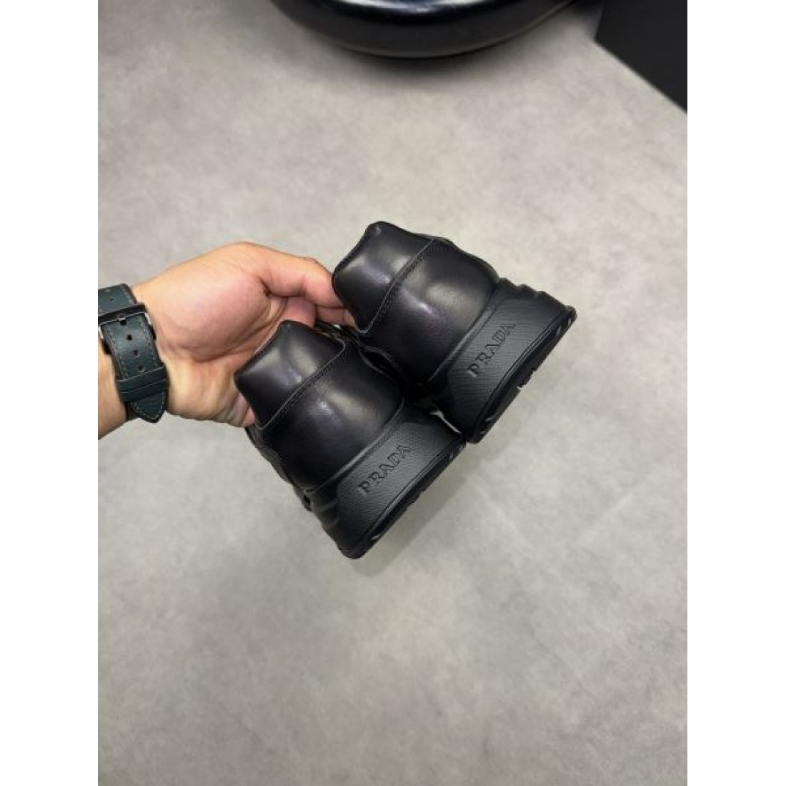 注目度抜群のPRADA プラダ コピー スニーカー 軽やかでスタイリッシュな仕上がり