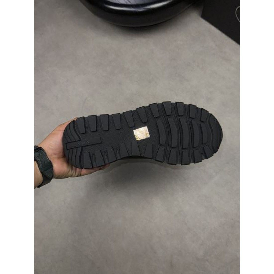 注目度抜群のPRADA プラダ コピー スニーカー 軽やかでスタイリッシュな仕上がり