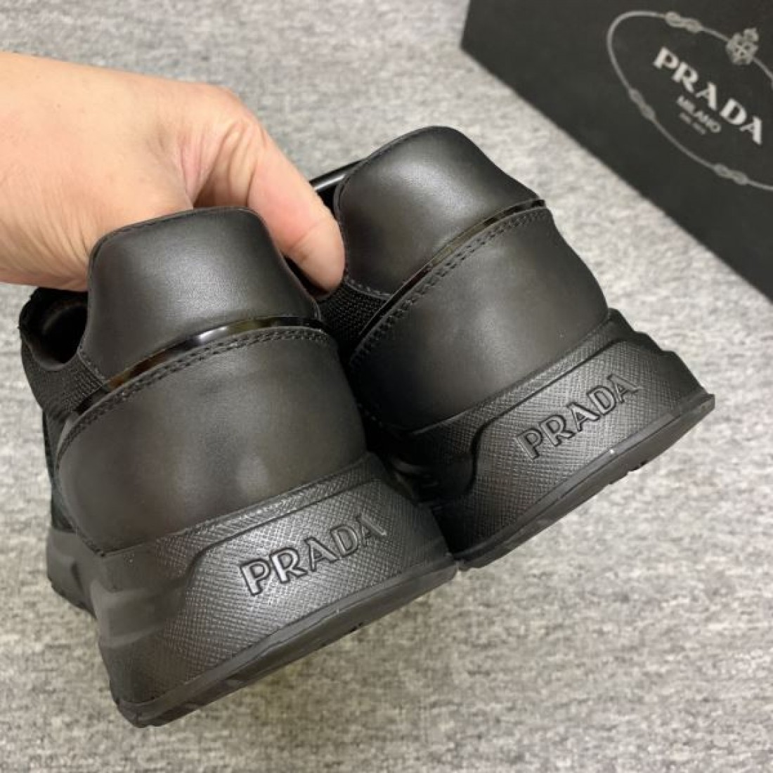 プラダ コピー スニーカー PRADA洗練されたミニマルデザインが光る上品な一足