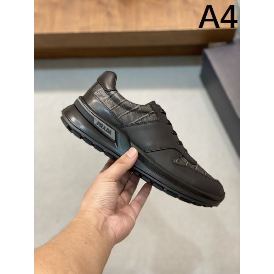 PRADA プラダ コピー スニーカー 大人のカジュアルを格上げする快適で上質な