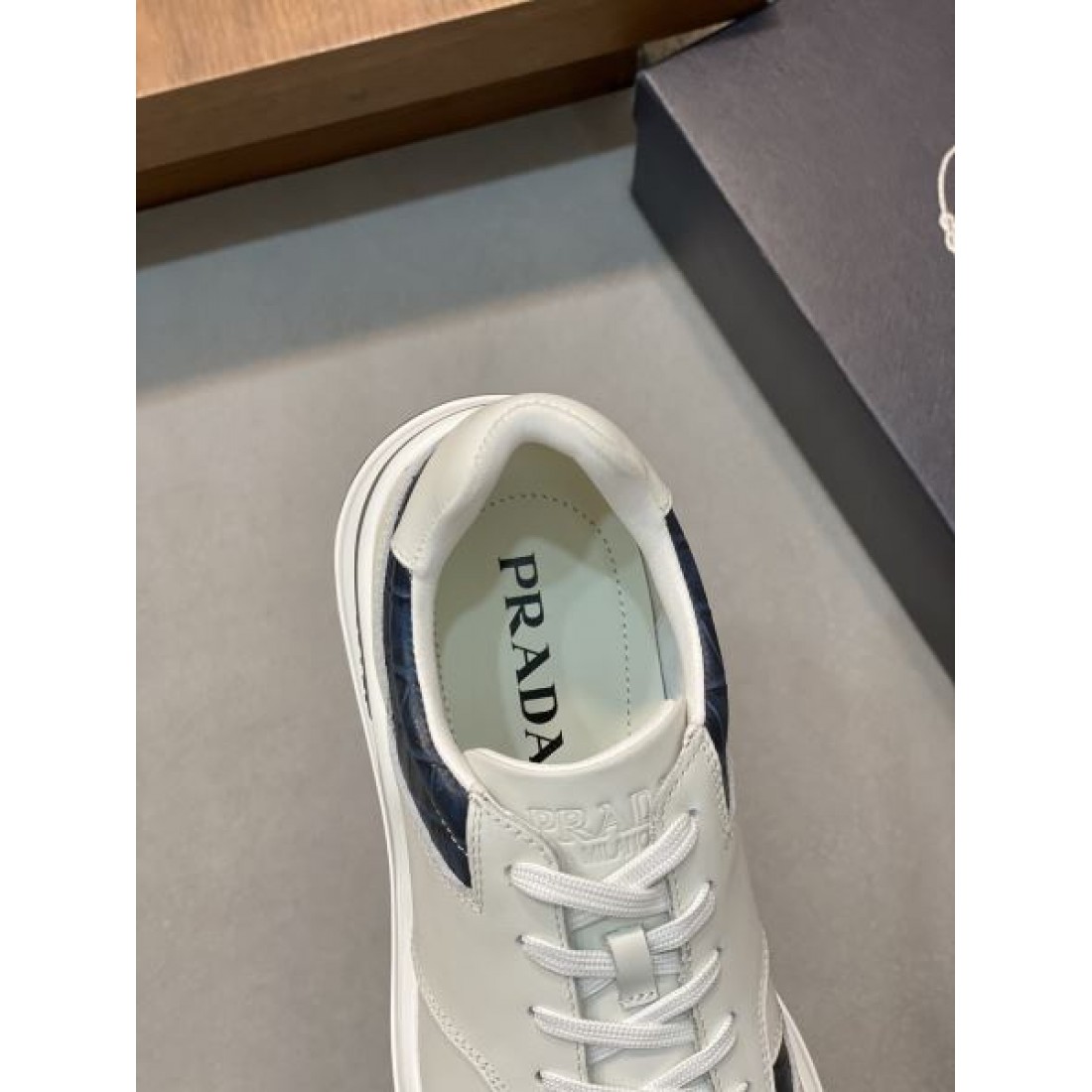 PRADA プラダ コピー スニーカー 大人のカジュアルを格上げする快適で上質な