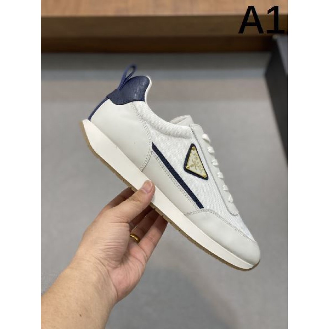 洗練された都会的な雰囲気PRADA プラダ コピー スニーカー 軽快な印象が魅力