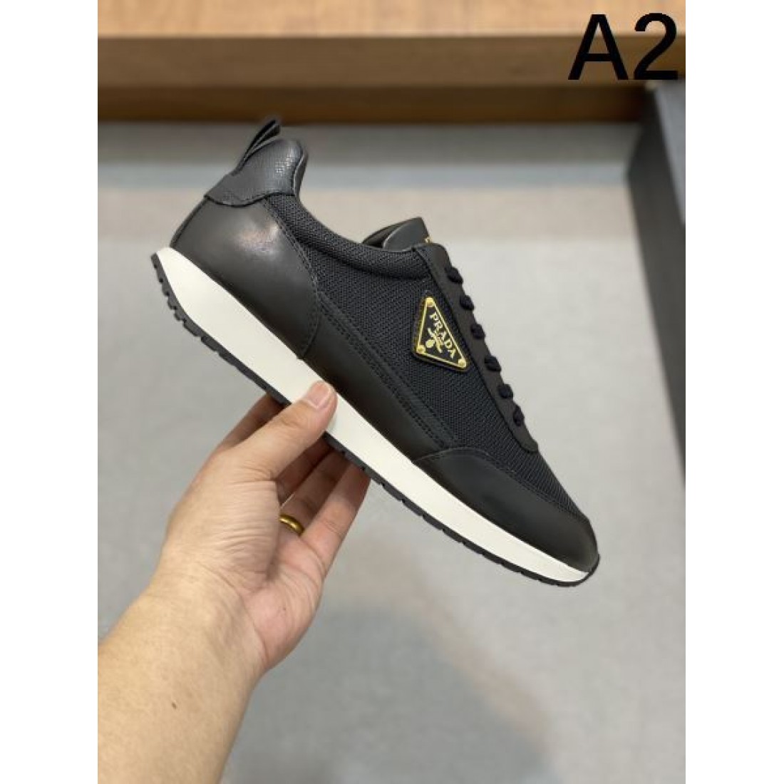 洗練された都会的な雰囲気PRADA プラダ コピー スニーカー 軽快な印象が魅力
