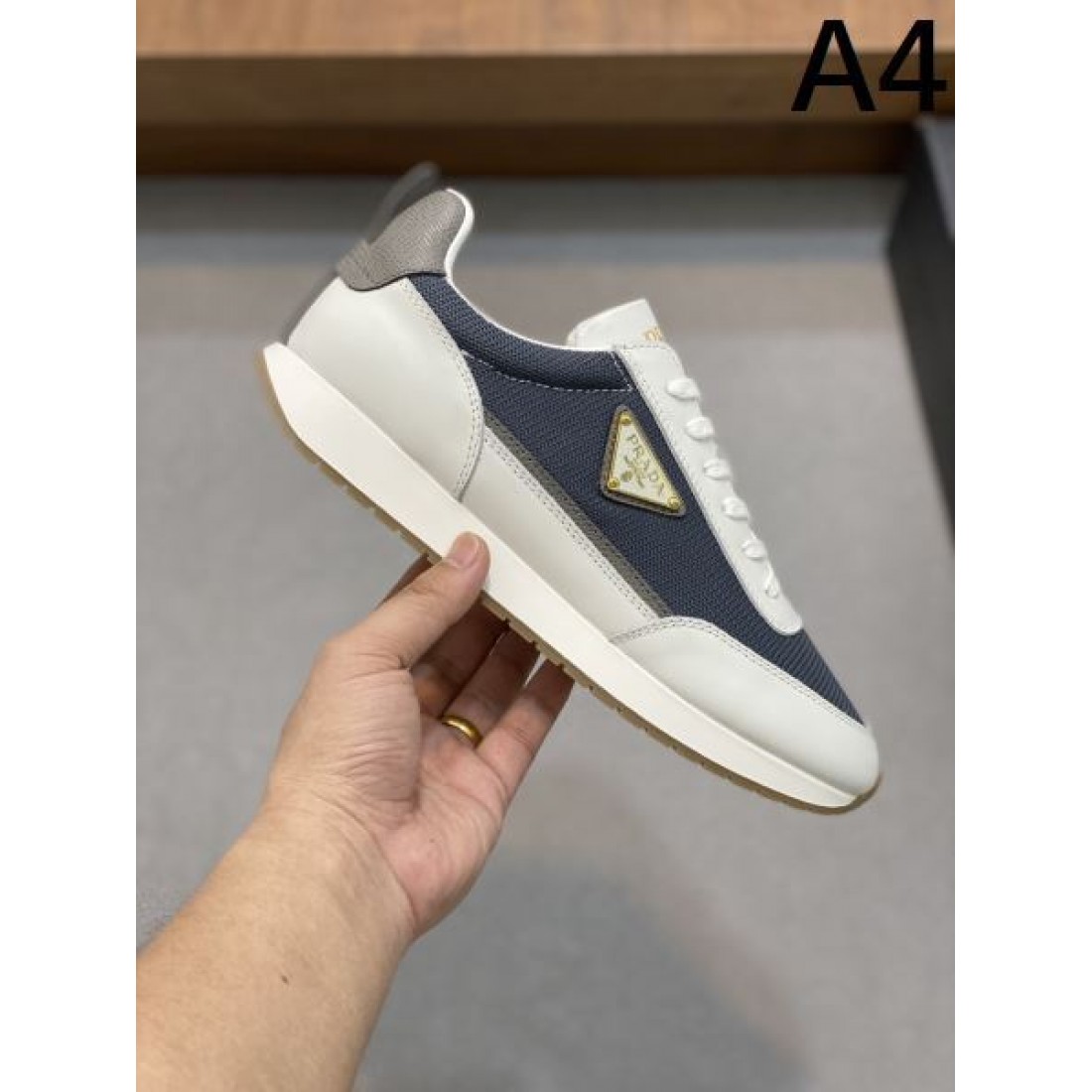 洗練された都会的な雰囲気PRADA プラダ コピー スニーカー 軽快な印象が魅力