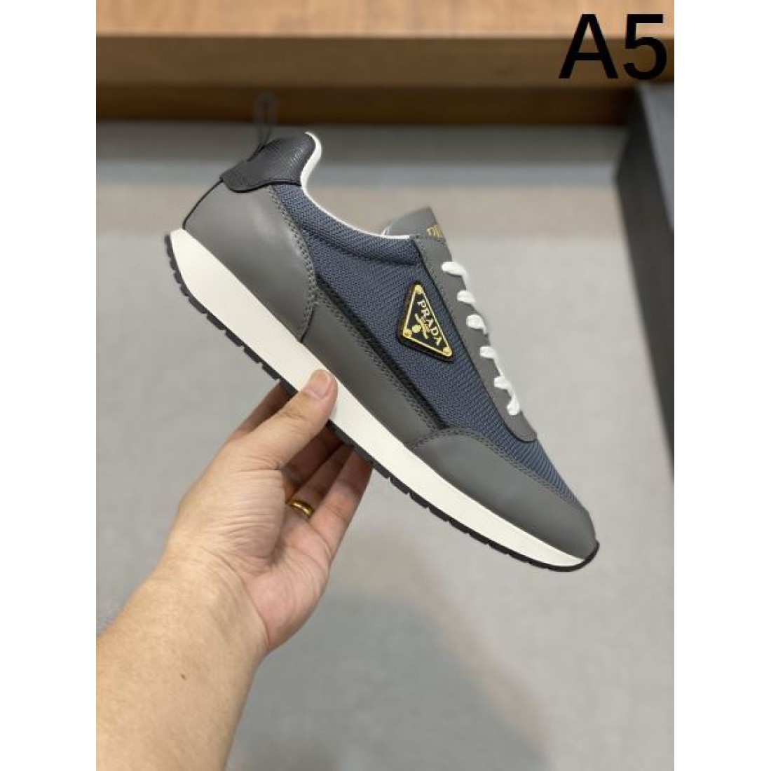 洗練された都会的な雰囲気PRADA プラダ コピー スニーカー 軽快な印象が魅力
