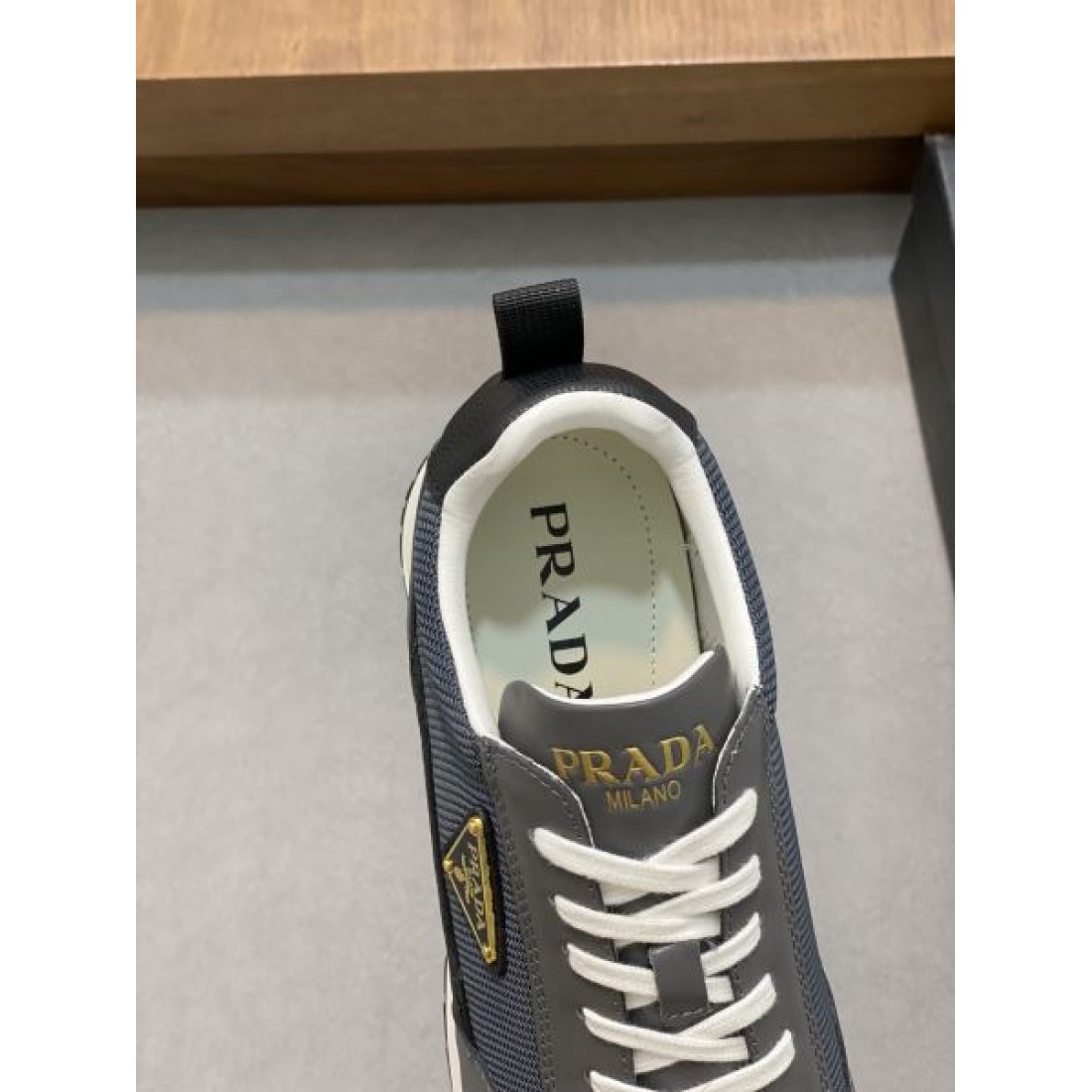 洗練された都会的な雰囲気PRADA プラダ コピー スニーカー 軽快な印象が魅力