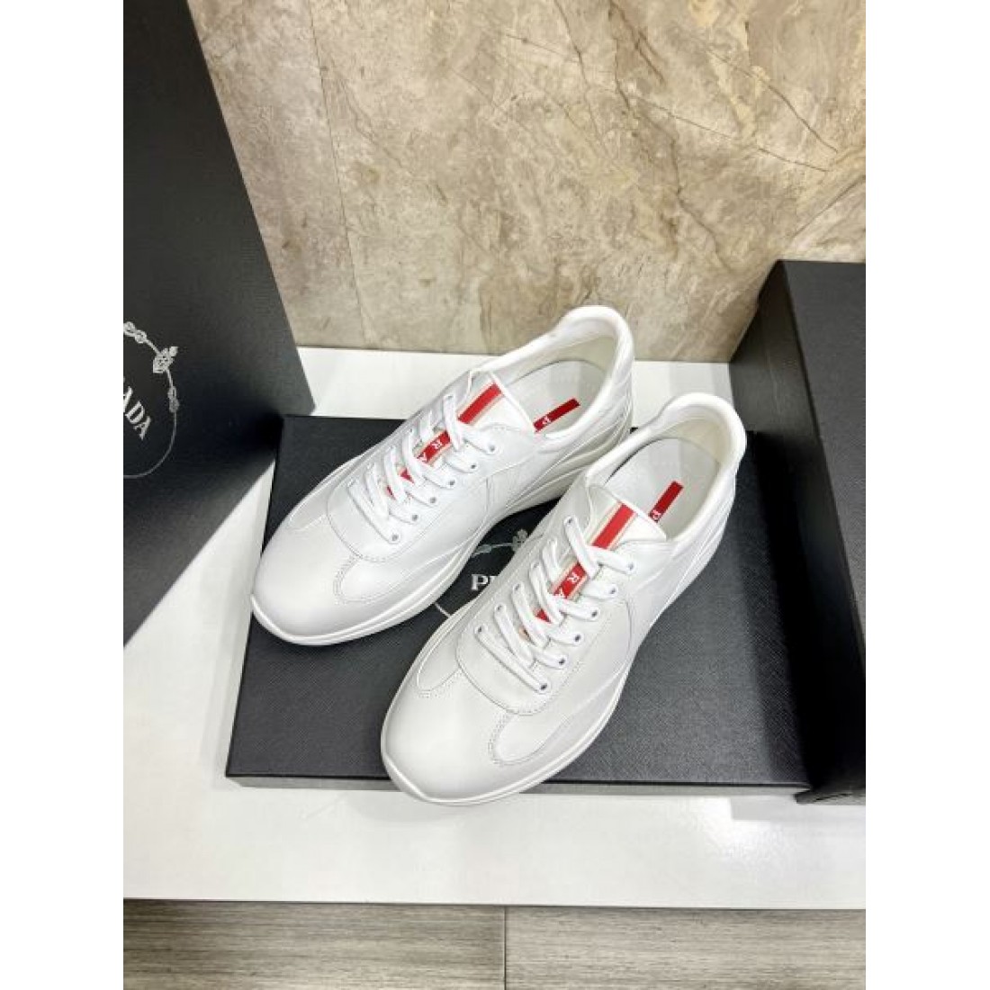 人気急上昇のPRADA プラダ コピー スニーカー モード感漂うスタイリッシュな一足