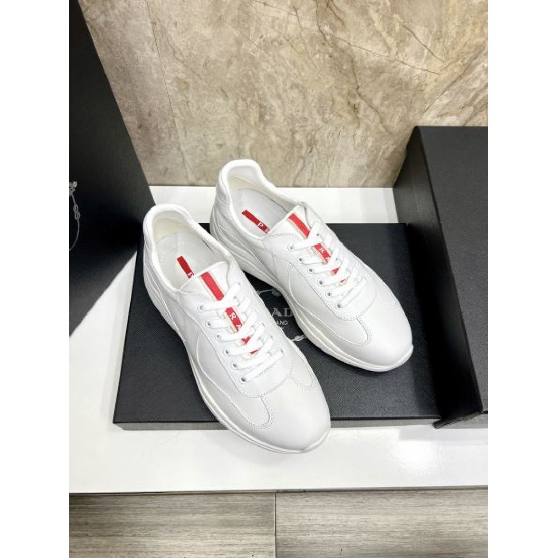 人気急上昇のPRADA プラダ コピー スニーカー モード感漂うスタイリッシュな一足