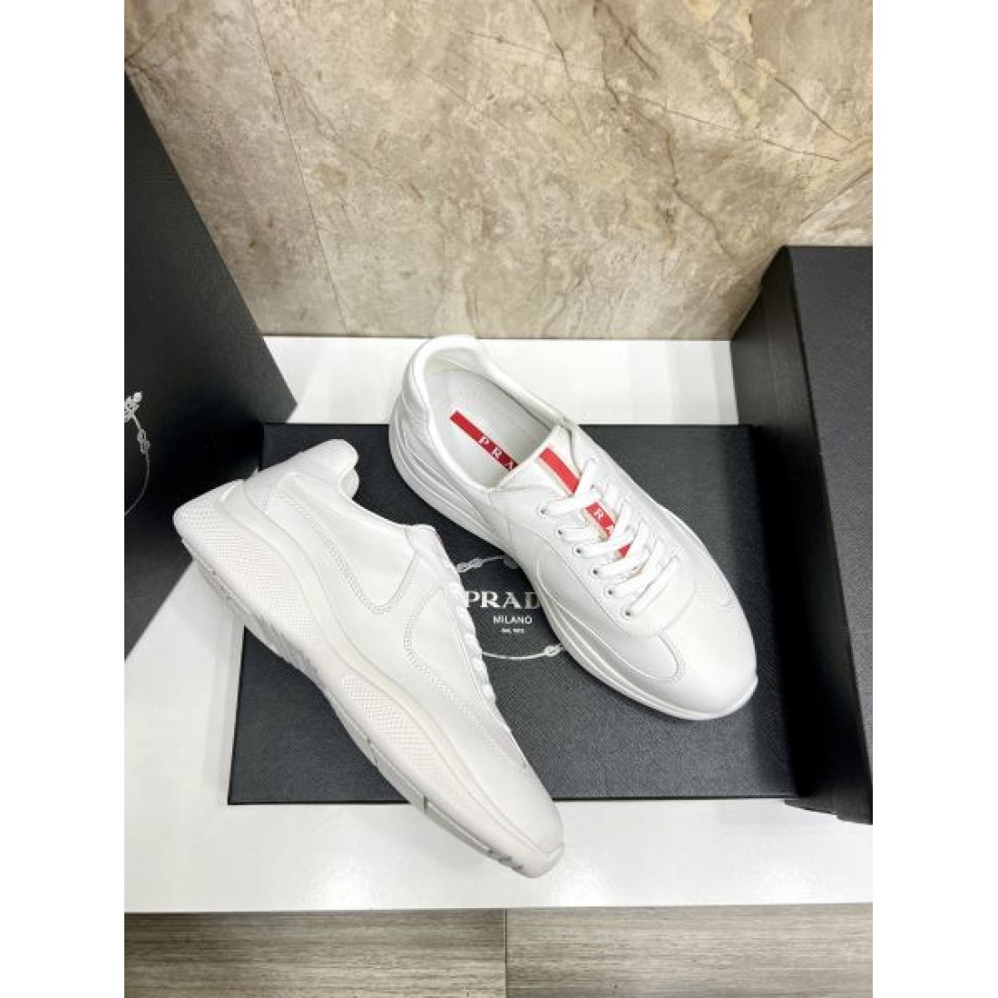 人気急上昇のPRADA プラダ コピー スニーカー モード感漂うスタイリッシュな一足