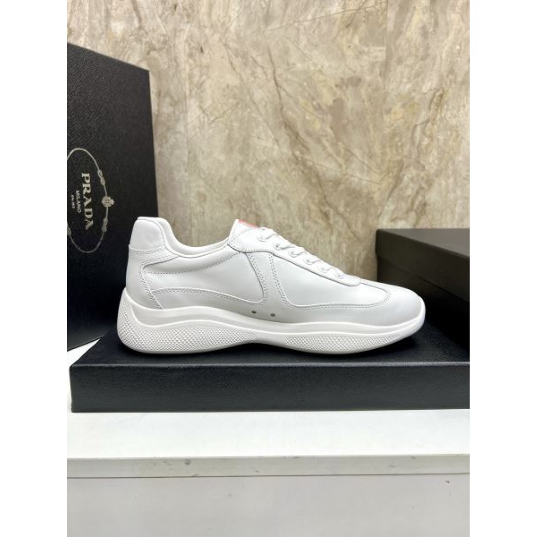 人気急上昇のPRADA プラダ コピー スニーカー モード感漂うスタイリッシュな一足