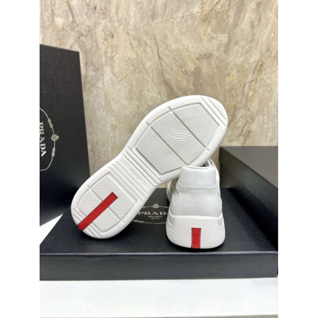 人気急上昇のPRADA プラダ コピー スニーカー モード感漂うスタイリッシュな一足