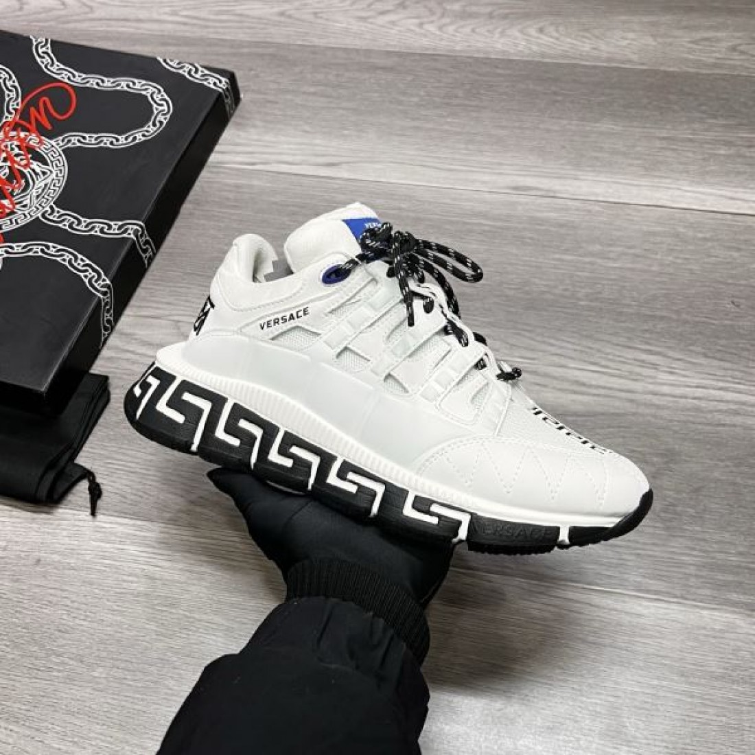 これは買い VERSACE ヴェルサーチェ コピー スニーカー お洒落さん必携