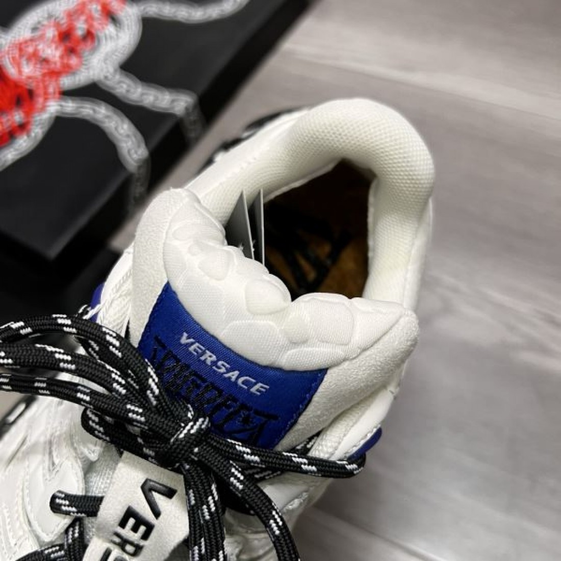 これは買い VERSACE ヴェルサーチェ コピー スニーカー お洒落さん必携