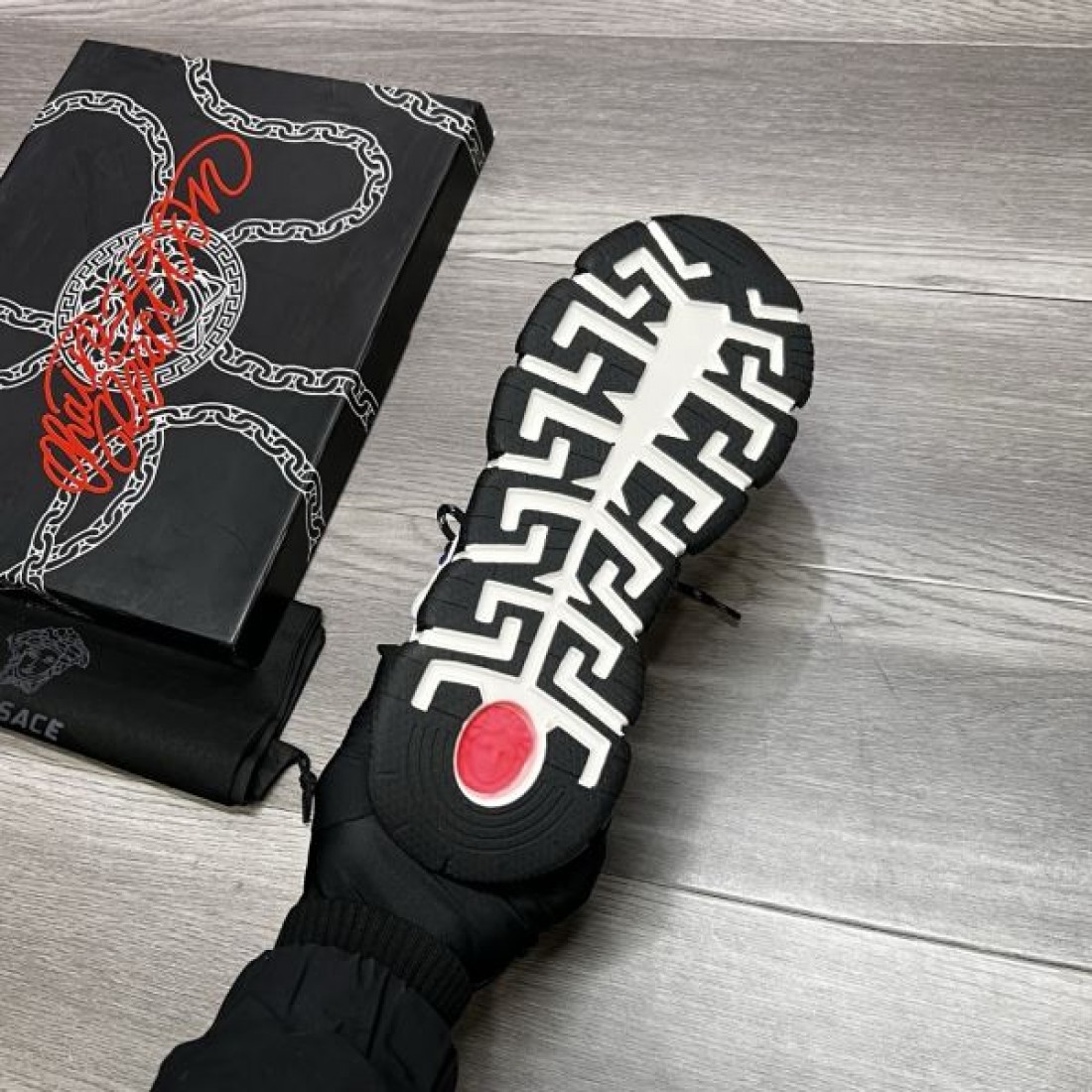 これは買い VERSACE ヴェルサーチェ コピー スニーカー お洒落さん必携