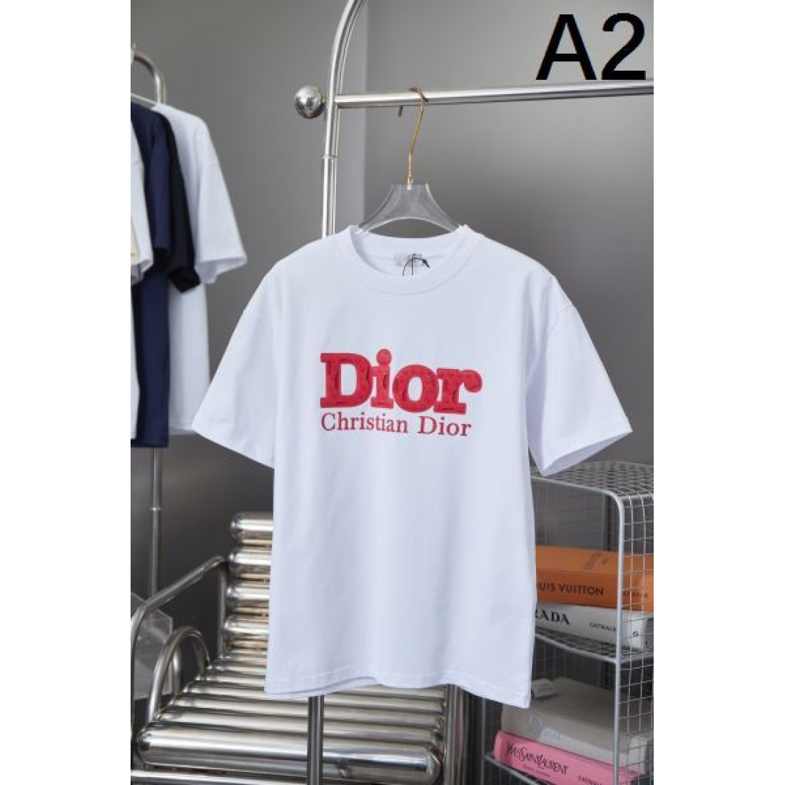 DIOR ディオール コピー 半袖Tシャツ トレンド感満載で華やかな印象に