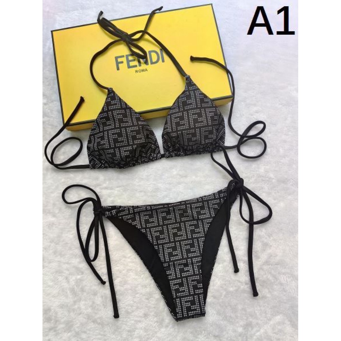 優雅でフェミニンな FENDI フェンデイ スーパー コピー 水着 ビーチ映え抜群