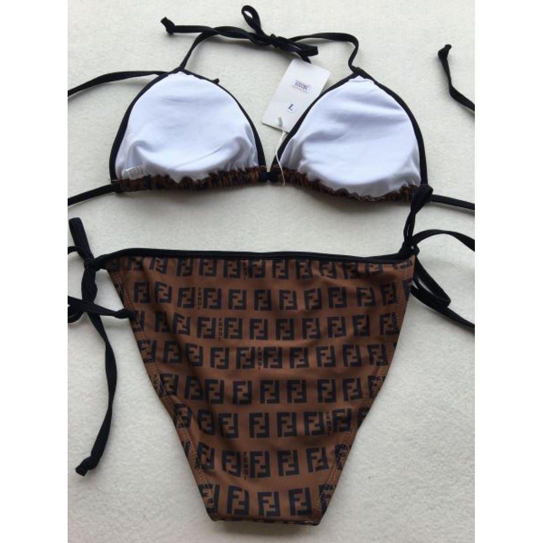 大胆で華やかな FENDI フェンデイ スーパーコピー 水着 夏映えデザイン