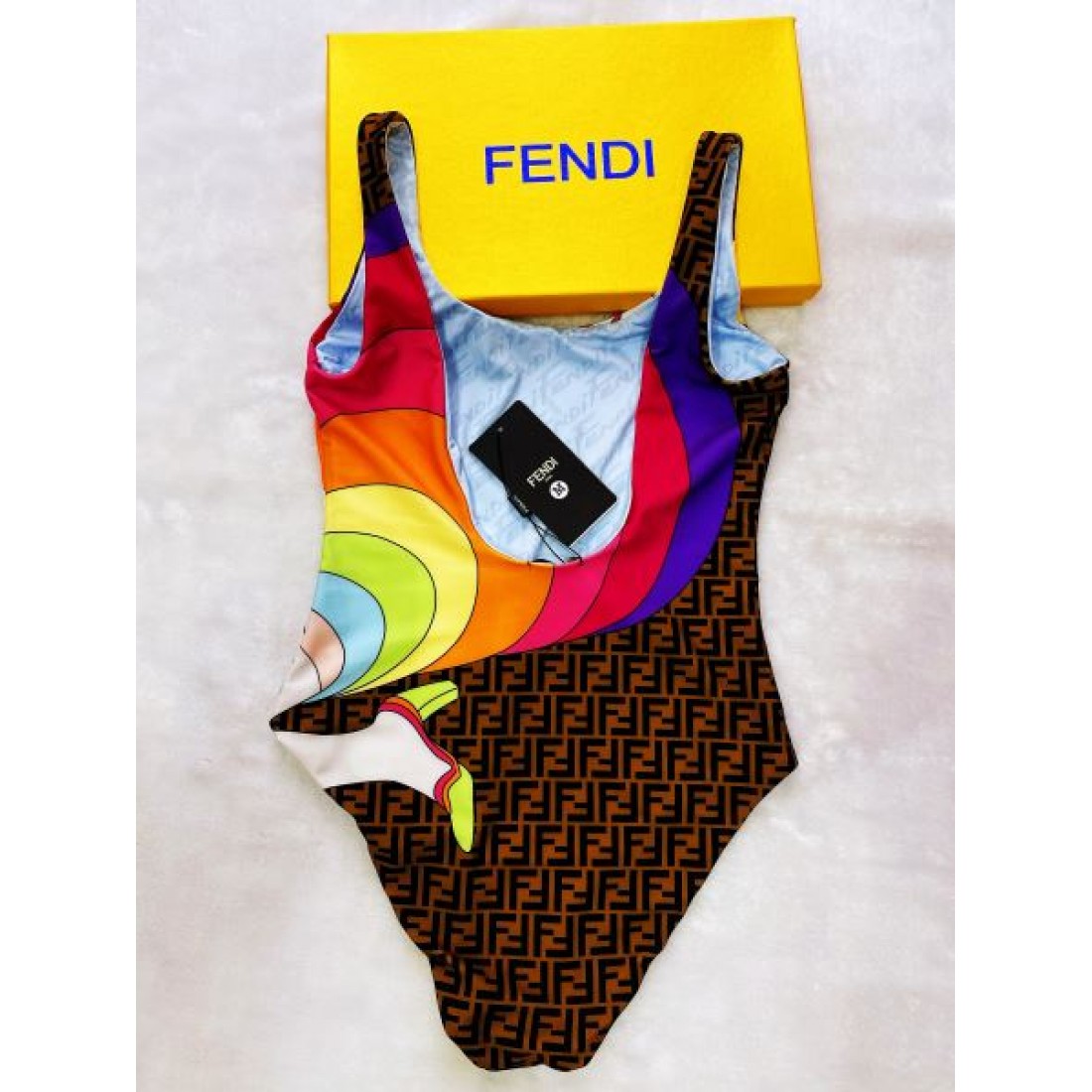 柔らかく上品な雰囲気 FENDI フェンデイ スーパー コピー 水着 美シルエット