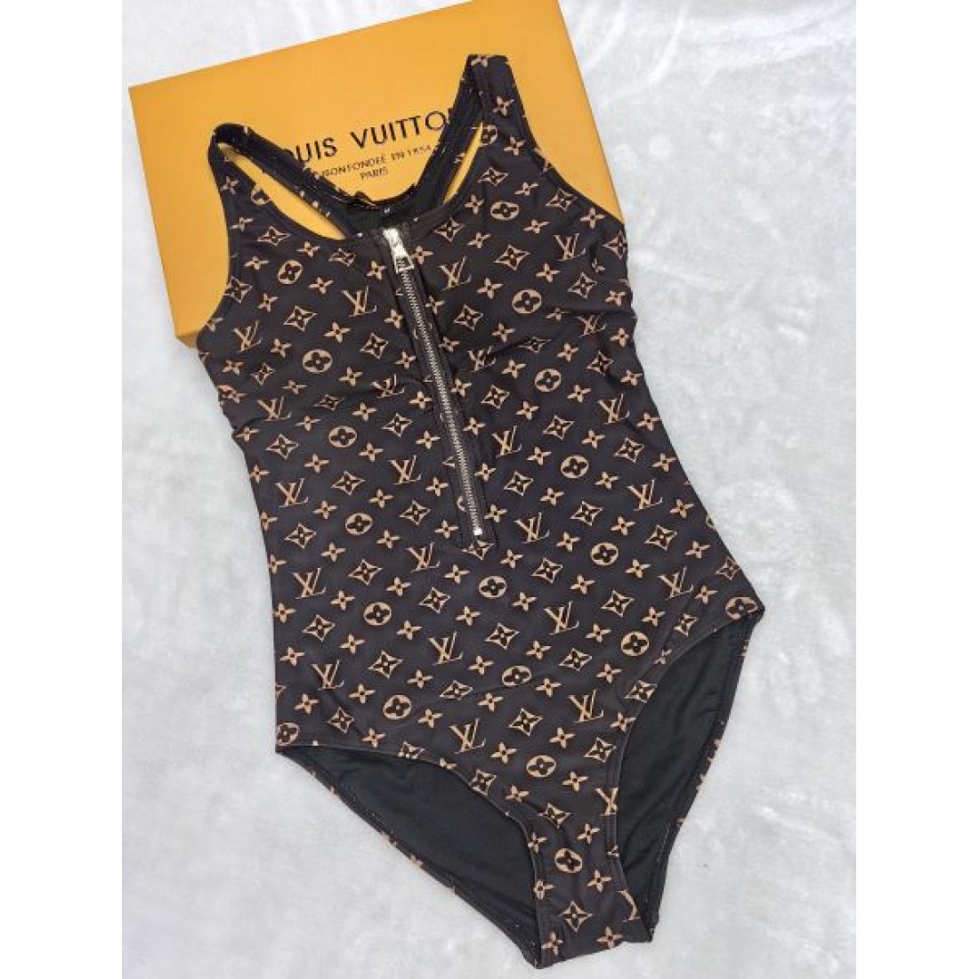 リゾート気分満点の LOUIS VUITTON コピー 水着 優美で快適な一着 ルイヴィトン