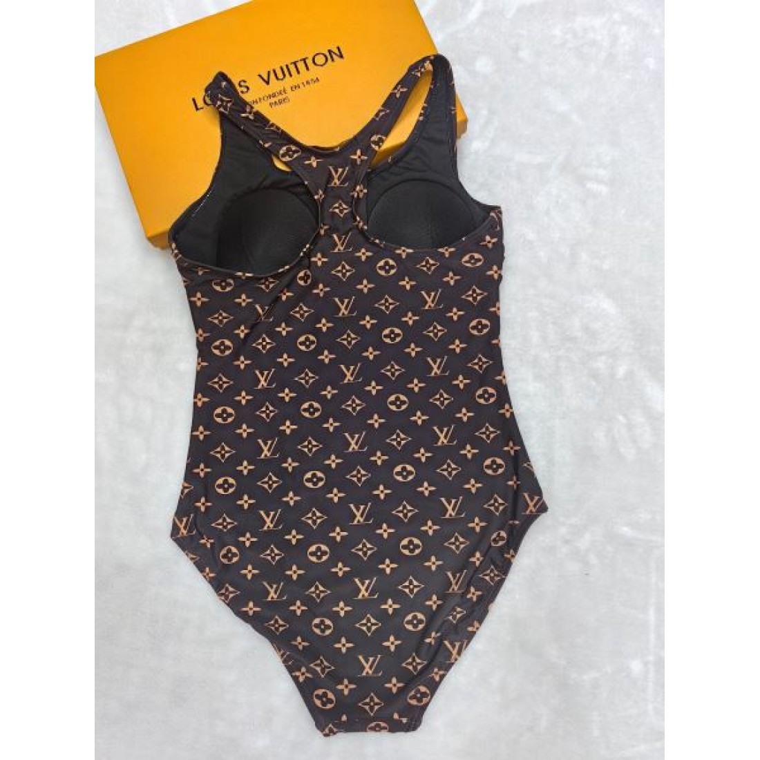 リゾート気分満点の LOUIS VUITTON コピー 水着 優美で快適な一着 ルイヴィトン