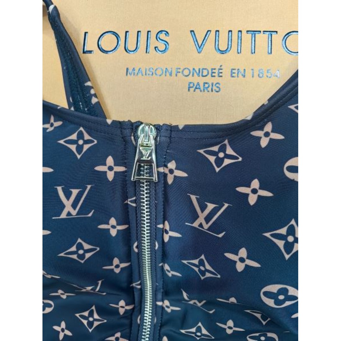 リゾート気分満点の LOUIS VUITTON コピー 水着 優美で快適な一着 ルイヴィトン