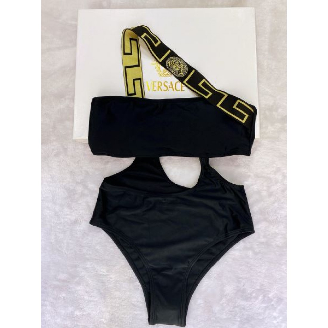  VERSACE エネルギッシュで都会的なスタイル ヴェルサーチェ コピー 水着