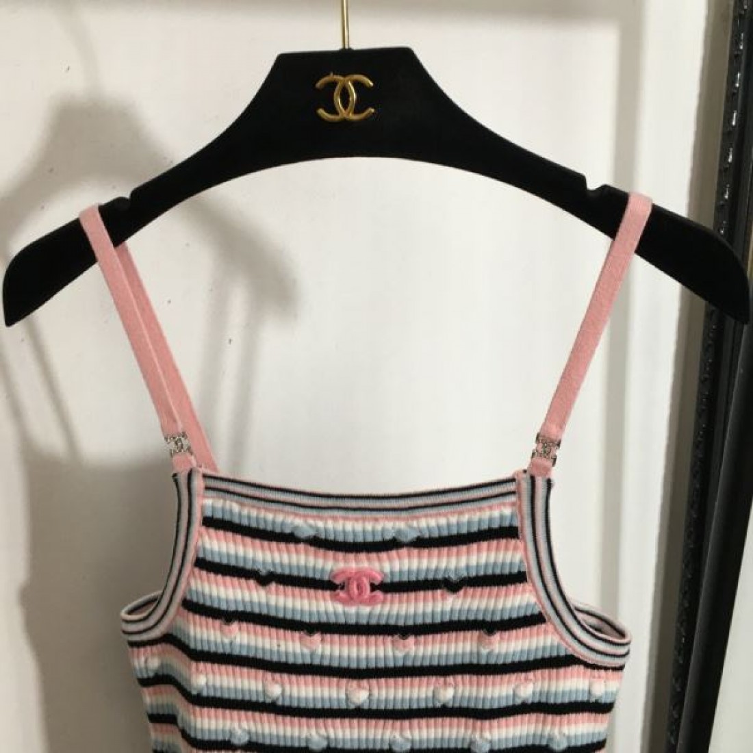 CHANEL スーパーコピー キャミソール ロゴ 夏の暑い日にも快適に シャネル