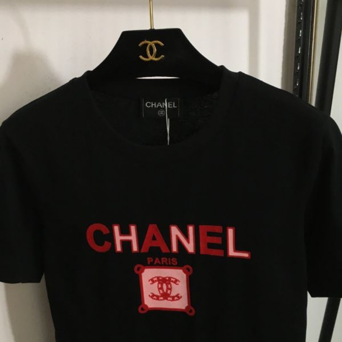 CHANEL スーパーコピー 半袖Tシャツ クールな印象に見せる 激安 推薦アイテム