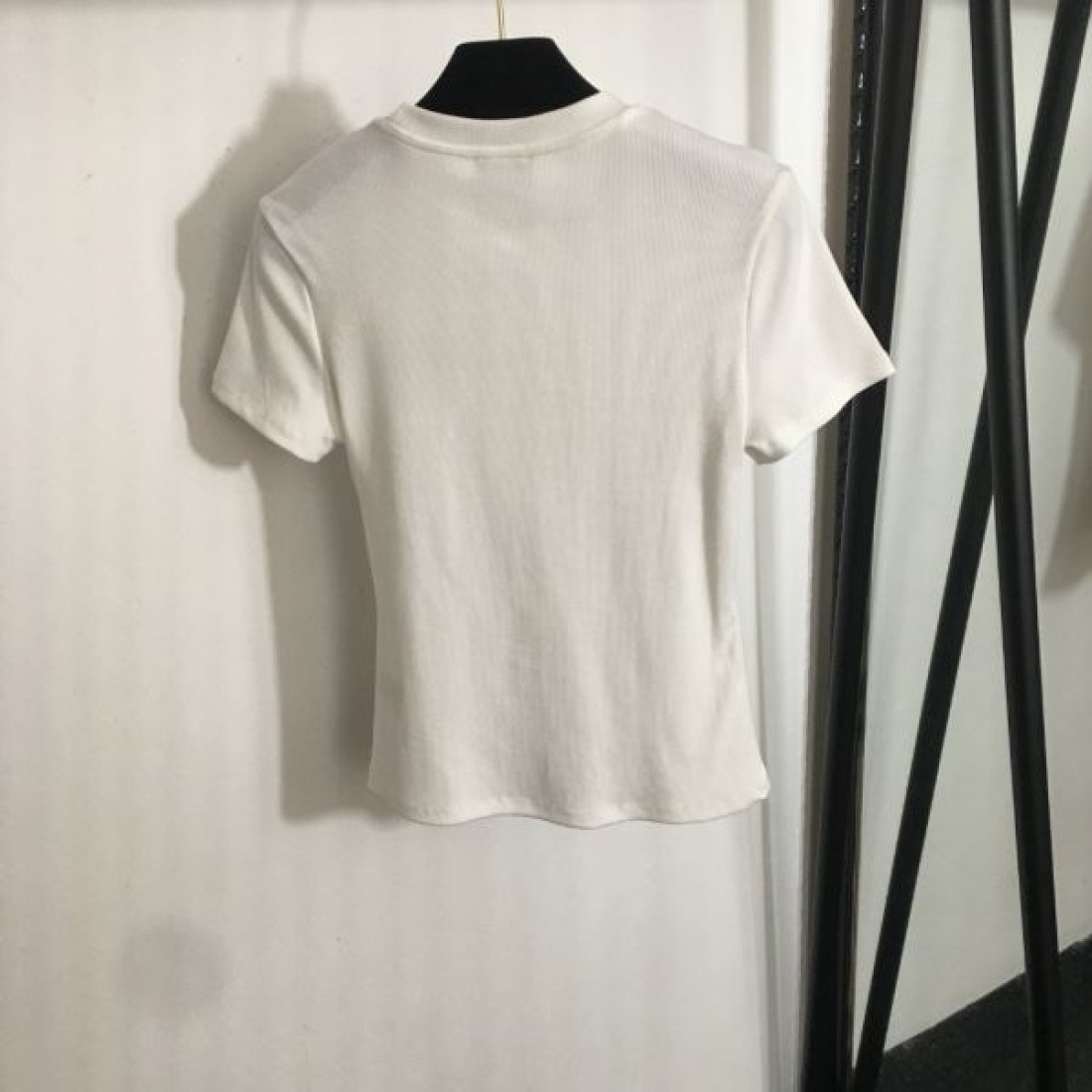 華やかでフェミニンな印象を演出する MIU MIU ミュウミュウ コピー 半袖Tシャツ 