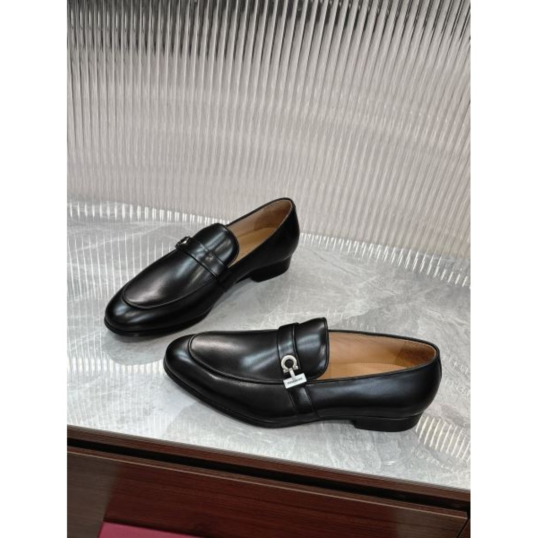 サルヴァトーレ コピー ビジネスシューズ FERRAGAMO 独特な雰囲気と贅沢感