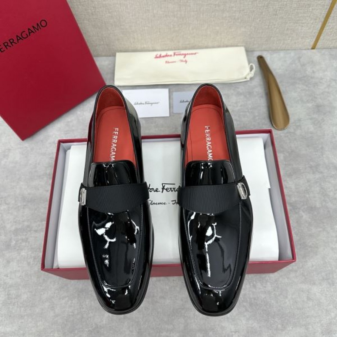 落ち着きある FERRAGAMO サルヴァトーレ フェラガモ コピー ビジネスシューズ で魅力を纏う