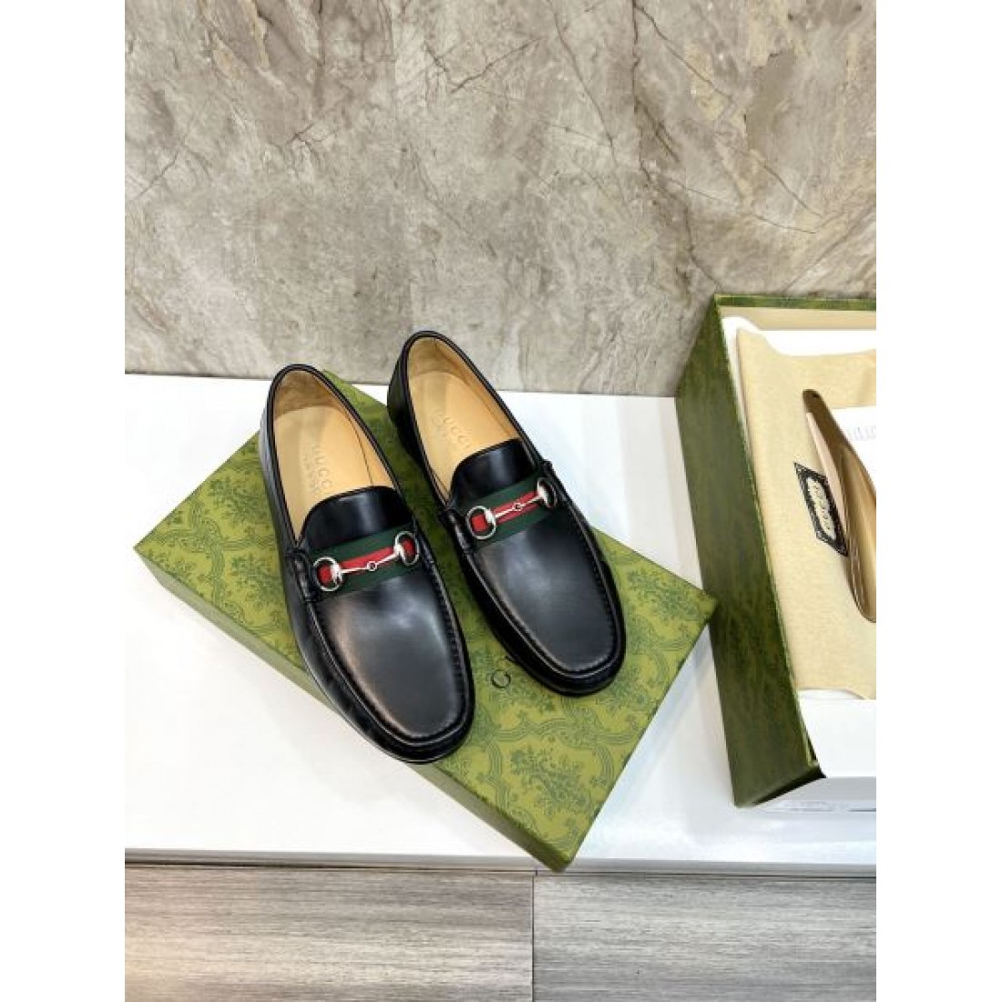 スマートで快適な GUCCI グッチ コピー ビジネスシューズ 洗練された大人の足元に