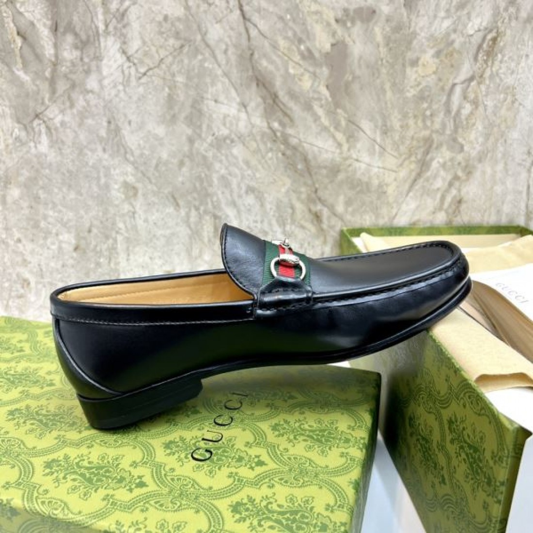 スマートで快適な GUCCI グッチ コピー ビジネスシューズ 洗練された大人の足元に