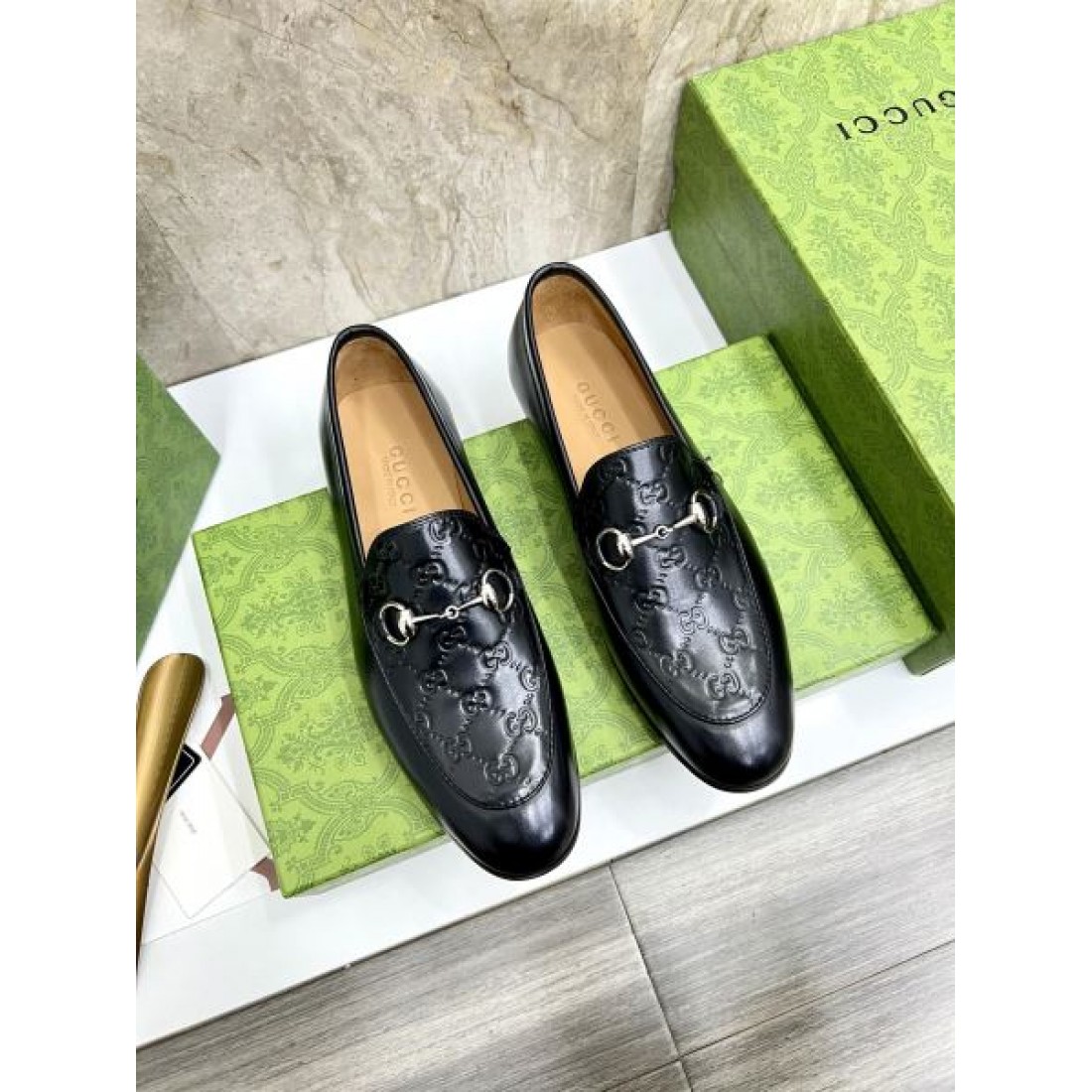  機能性と美しさを両立した GUCCI コピー ビジネスシューズ グッチで知的な印象に